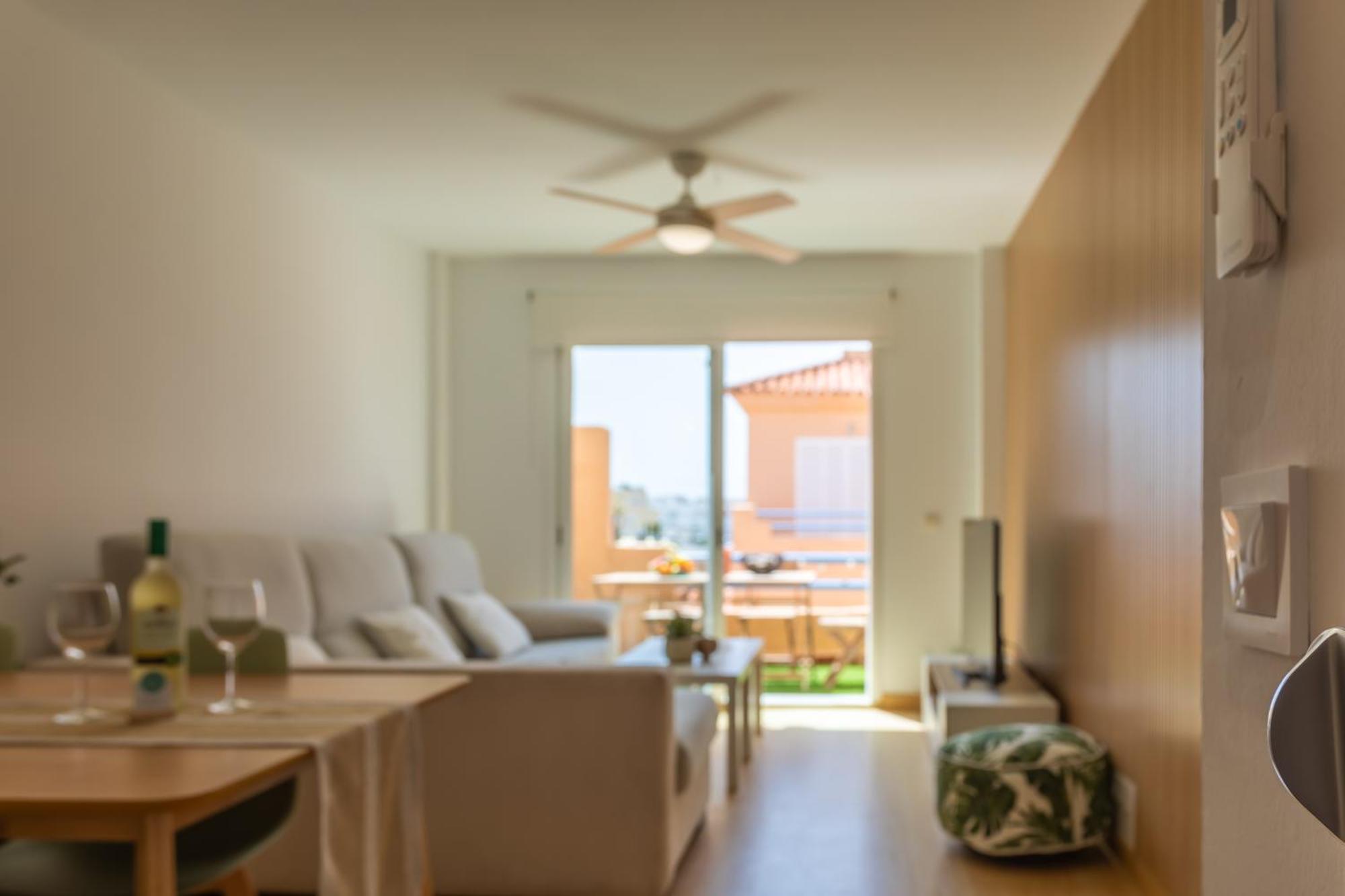 Apartment 1st Line Beach, Pool, Terrace & Fibre Wifi