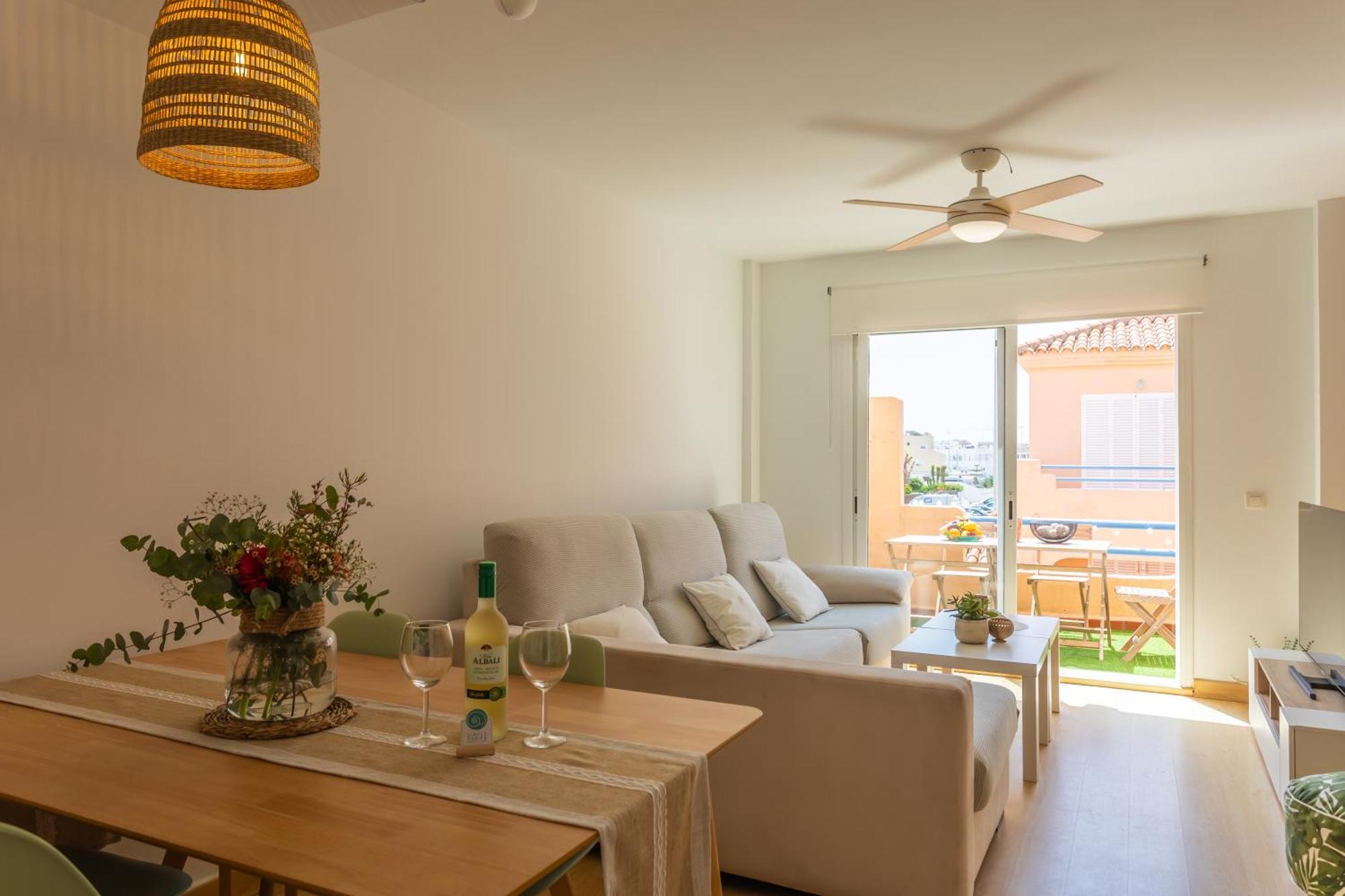 1st Line Beach, Pool, Terrace & Fibre Wifi Apartment *