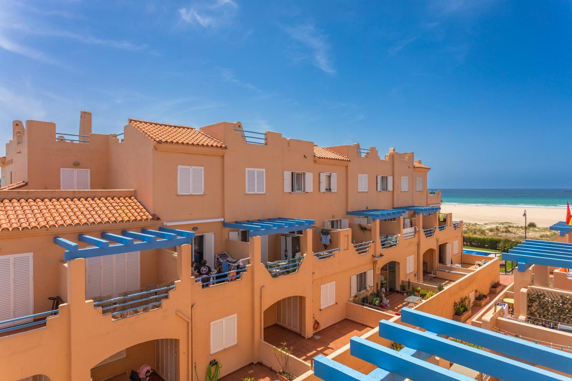 1st Line Beach, Pool, Terrace & Fibre Wifi Apartment