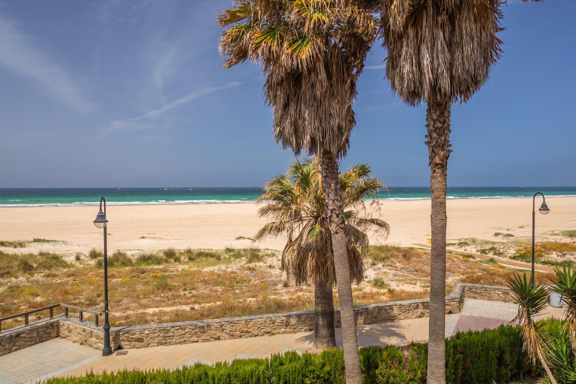 1st Line Beach, Pool, Terrace & Fibre Wifi * Tarifa