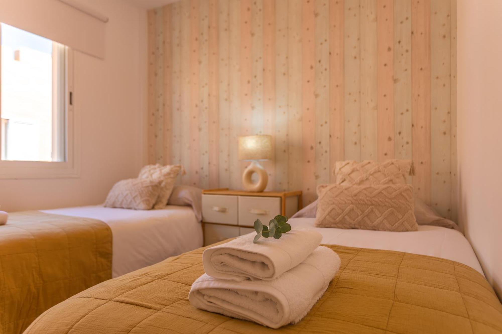 1st Line Beach, Pool, Terrace & Fibre Wifi Apartment