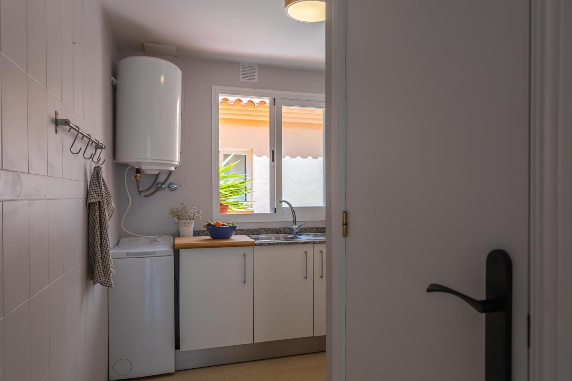 Apartment 1st Line Beach, Pool, Terrace & Fibre Wifi *