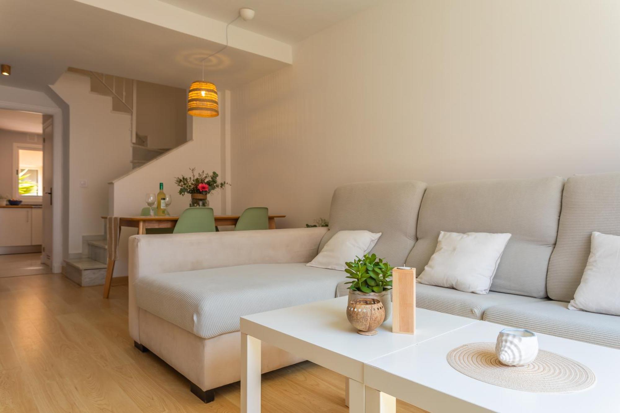 Apartment 1st Line Beach, Pool, Terrace & Fibre Wifi *