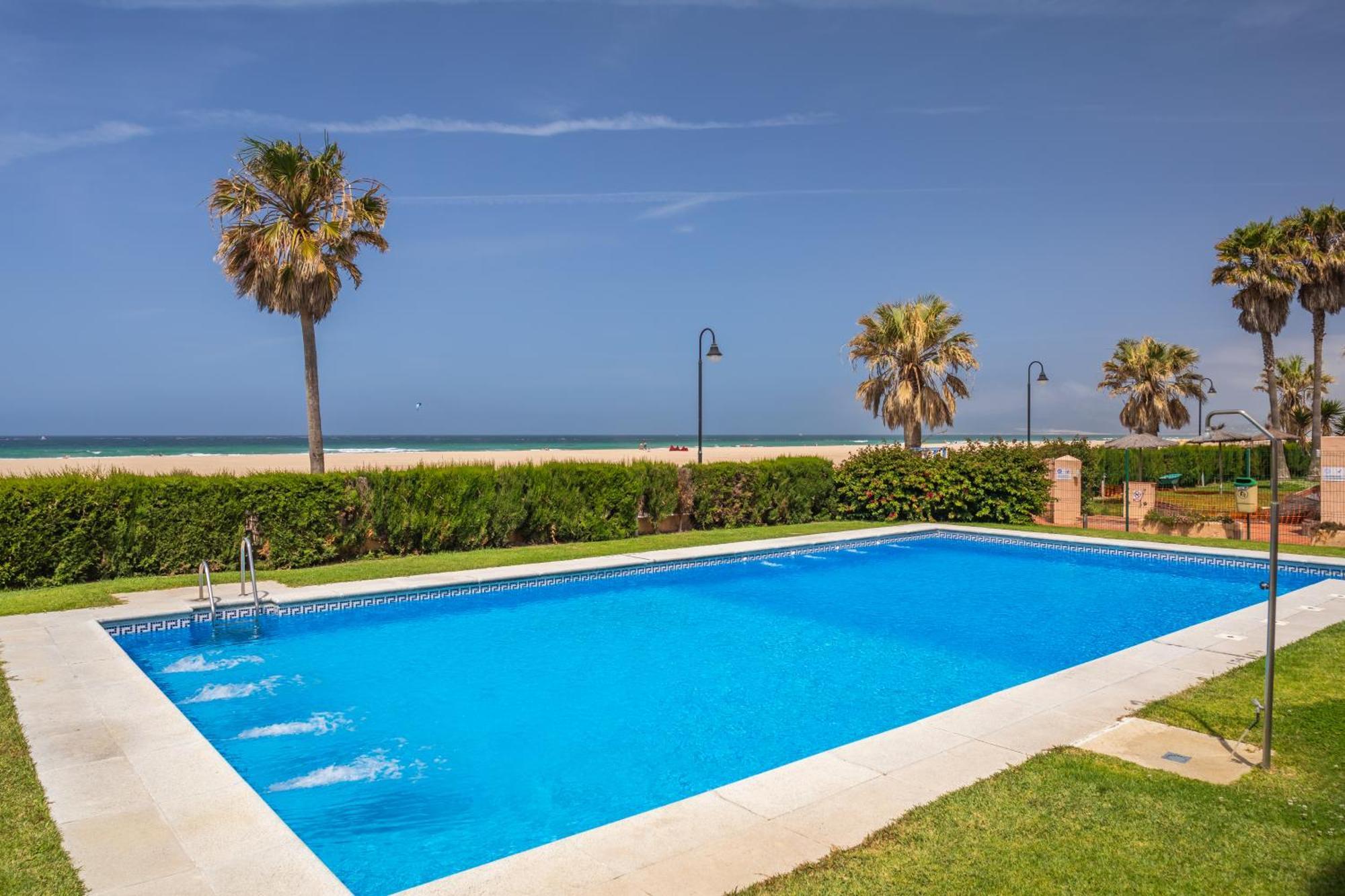 1st Line Beach, Pool, Terrace & Fibre Wifi Apartment