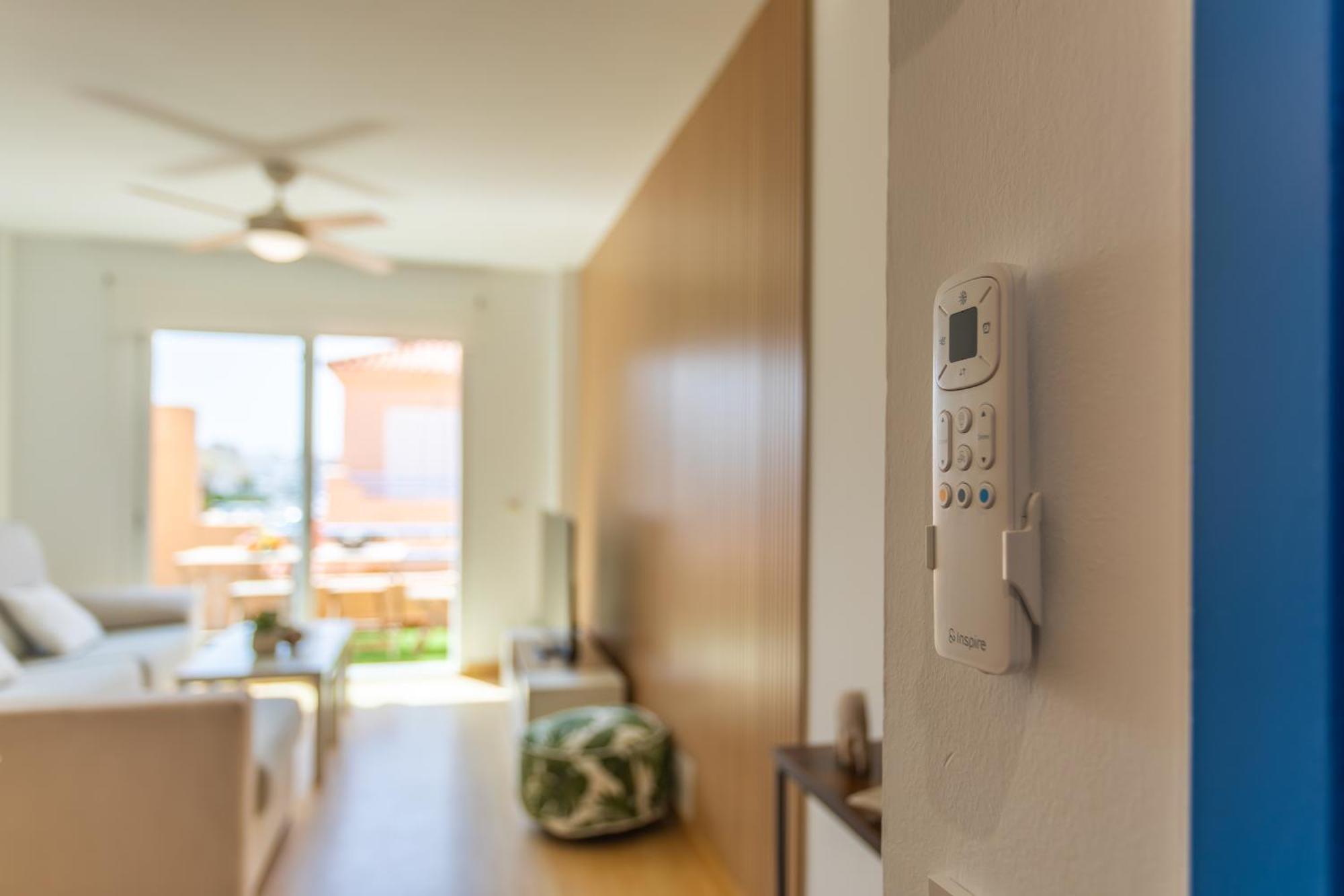 1st Line Beach, Pool, Terrace & Fibre Wifi Apartment
